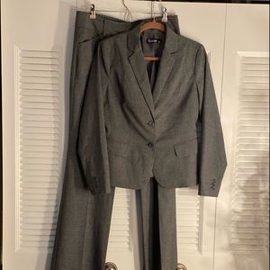 NY&CO women’s pant suit